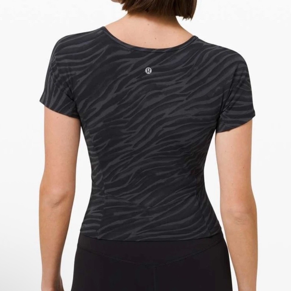 Lululemon Nulu Cropped Slim Yoga Short Sleeve
Le Tigre Camo Deep Coal Multi